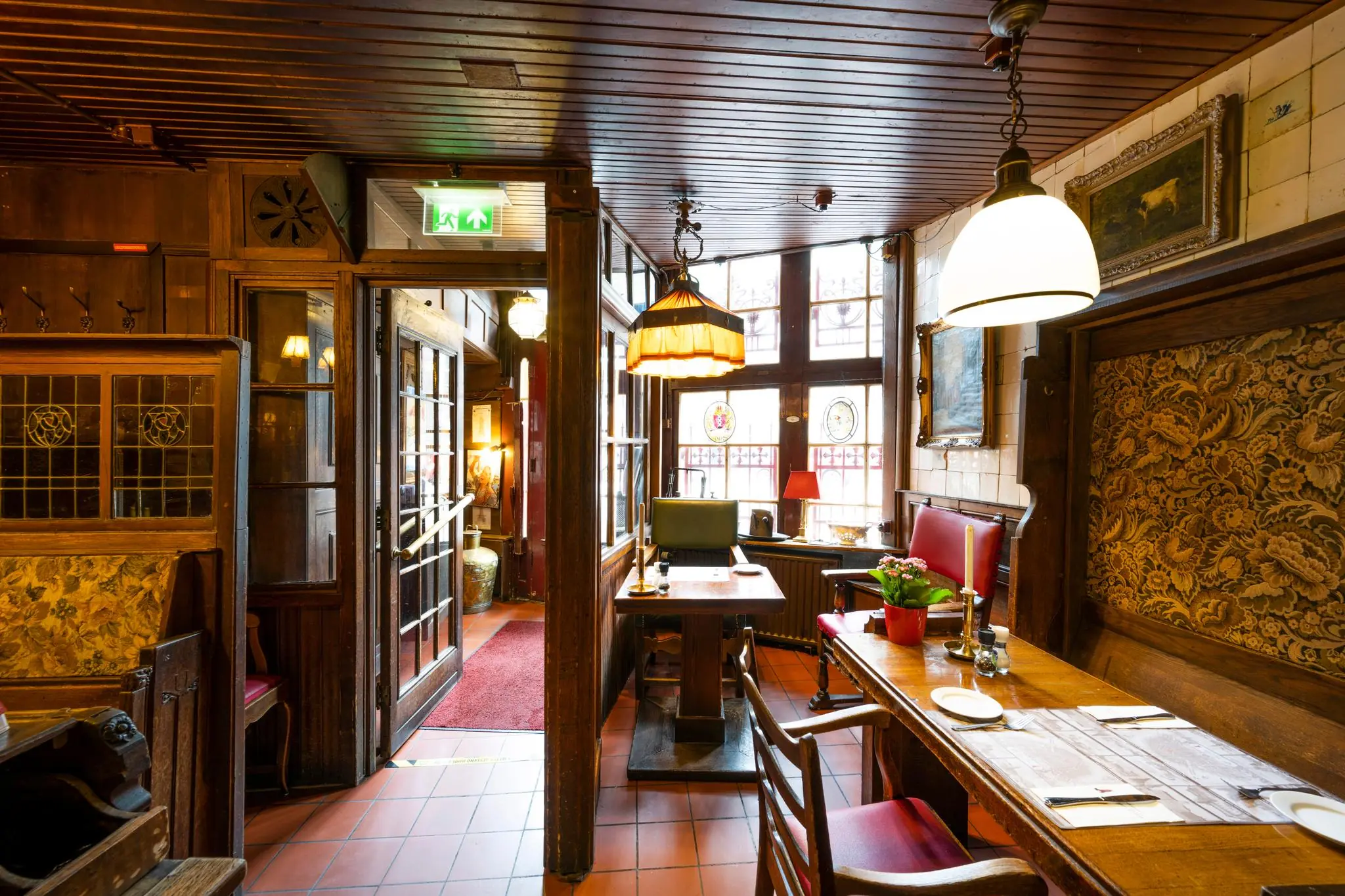 Gezellige, klassiek ingerichte eethoek in een traditioneel Amsterdams café aan de Nieuwezijds Voorburgwal.